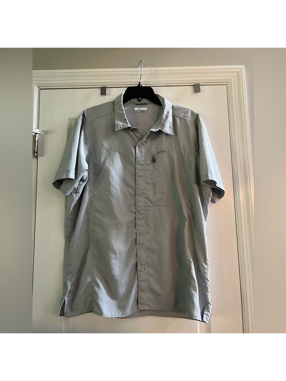 Men’s Columbia light gray button down fishing shirt. Omni-Wick. Size Large